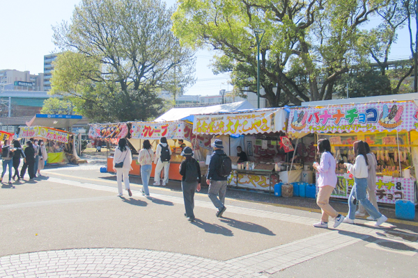 鶴舞公園(名古屋市昭和区)桜の見ごろ時期の屋台01