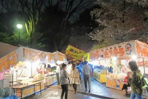 鶴舞公園(名古屋市昭和区)夜桜ライトアップ期間中の屋台出店