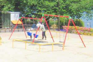 洲原公園(愛知県刈谷市)遊具広場のブランコ01
