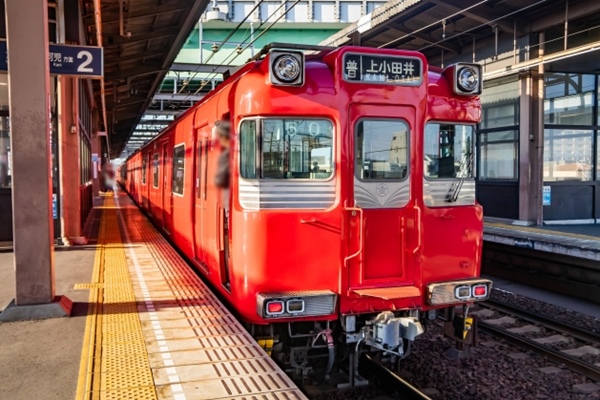 名鉄犬山線の電車(100系)