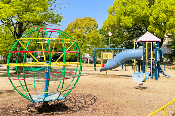 西一社中央公園(名古屋市名東区)回転型ジャングルジムと滑り台付きの複合遊具01
